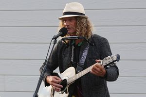 Mann mit Gitarre und Hut